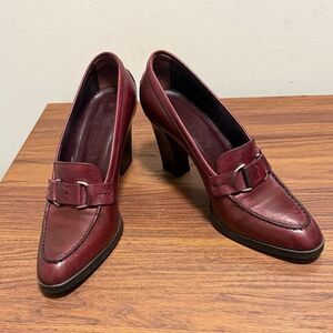 Tod’s Woman’s Burgundy Calfskin Leather Loafer with Block Heel. Size 6.5.